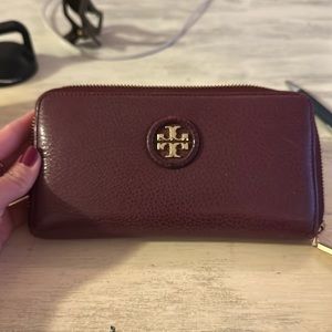 Tory Burch Wallet zip around maroon leather